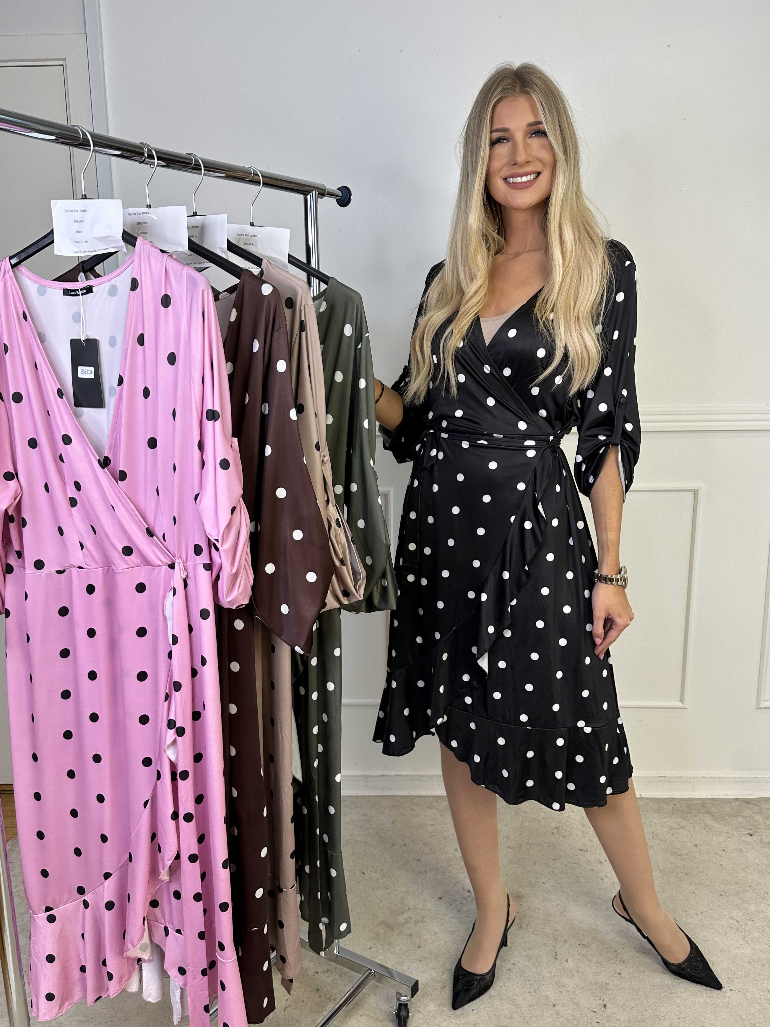 Savina Dot - Elastisk kjole i slå-om-look med prikker og flæsekant